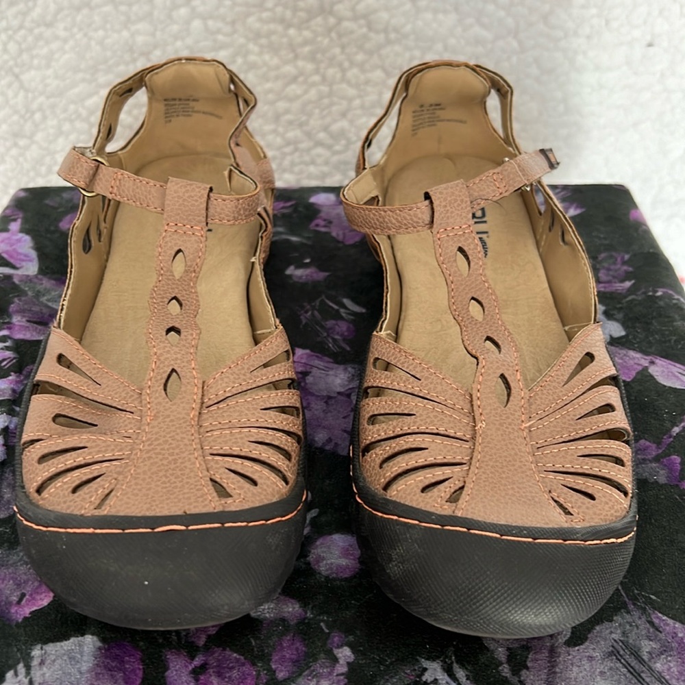 Women’s size 8.5 JBU Memory Foam by Jambu brown shoe